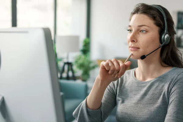 Professzionális Asztalnál Visel Egy Headset Dolgozik Számítógéppel — Stock Fotó