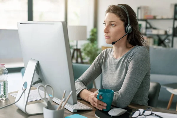 Professionele Vrouw Zit Aan Het Bureau Werkt Drinkt Een Kopje — Stockfoto