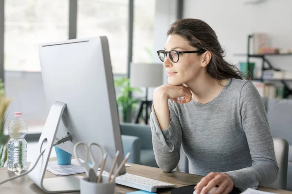 Professionelle Frau Sitzt Schreibtisch Und Verbindet Sich Mit Ihrem Computer — Stockfoto