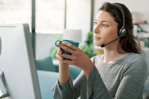 Professionele Vrouw Zit Aan Het Bureau Werkt Drinkt Een Kopje — Stockfoto