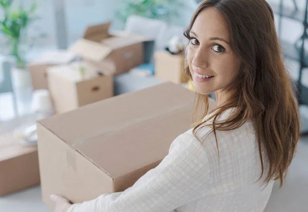 Mujer Joven Feliz Mudándose Nuevo Hogar Lleva Una Caja Cartón —  Fotos de Stock