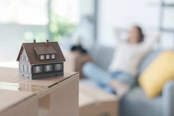 Mujer Feliz Moviéndose Nuevo Apartamento Ella Está Sentada Sofá Relajante — Foto de Stock