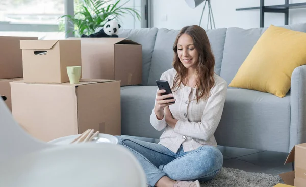 Happy Woman Her New Apartment She Sitting Floor Chatting Her — Stock Photo, Image