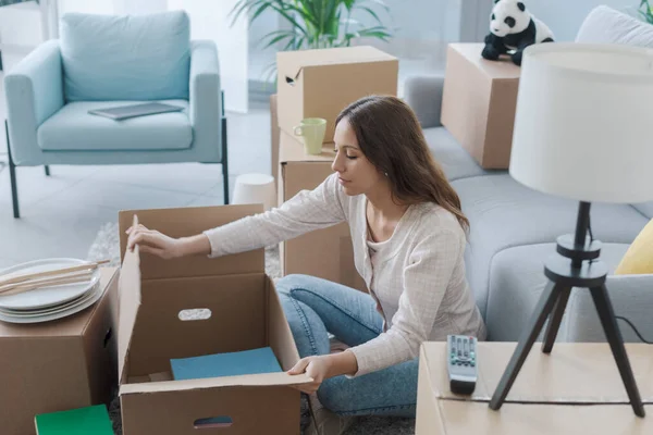 Femme Emménageant Dans Nouvelle Maison Elle Sort Des Objets Des — Photo