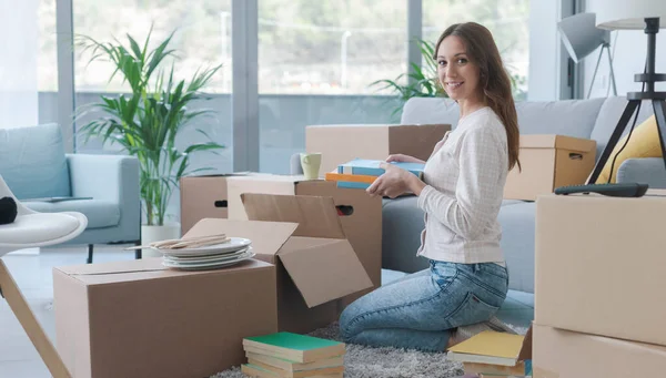 Glückliche Frau Packt Ihrem Neuen Haus Aus Und Holt Ihre — Stockfoto