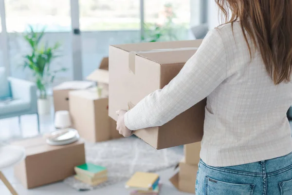 Jonge Vrouw Draagt Dozen Haar Nieuwe Huis Uitpakken Achteraanzicht — Stockfoto