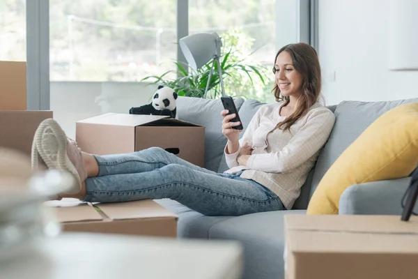 Woman Moving Her New Home She Sitting Couch Connecting Her — Stock Photo, Image