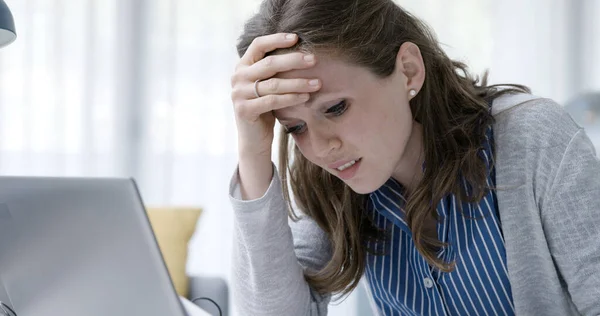 Frau Sitzt Schreibtisch Und Liest Einen Ablehnungsbrief Sie Ist Enttäuscht — Stockfoto