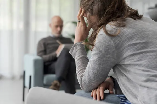 Professional Therapist Writing Notes While Listening His Patient Psychotherapy Session — Stock Photo, Image