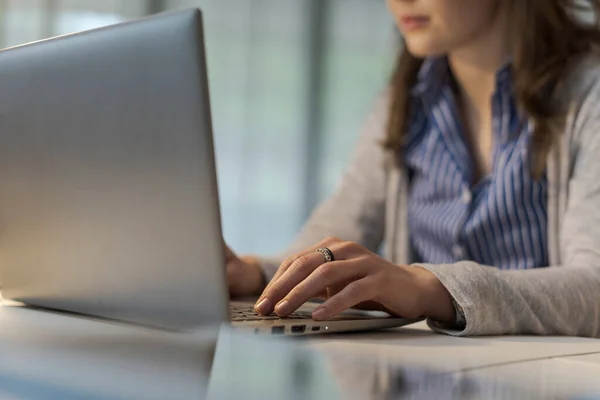 Mujer Joven Sentada Escritorio Trabajando Con Portátil Enfoque Selectivo — Foto de Stock