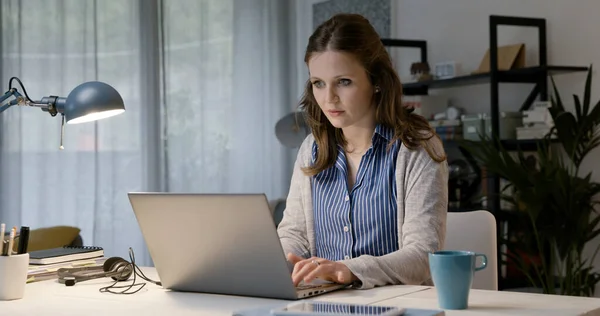 Młoda Kobieta Siedzi Przy Biurku Pracuje Domu Pisze Laptopie — Zdjęcie stockowe