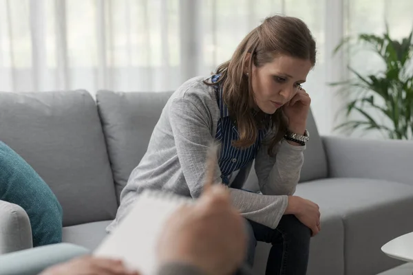 Donna Depressa Seduta Sul Divano Del Terapeuta Concetto Salute Mentale — Foto Stock