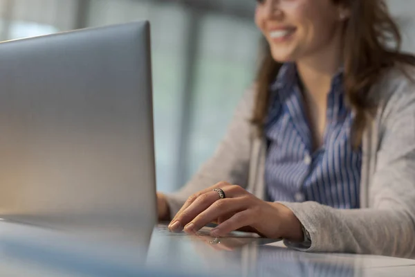 Jonge Vrouw Zit Aan Het Bureau Werkt Met Haar Laptop — Stockfoto