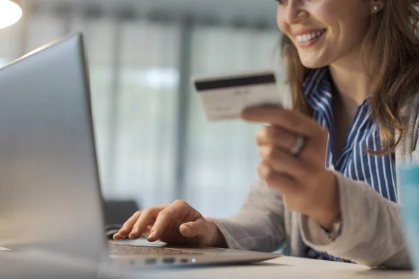 Vrouw Doet Online Winkelen Verbonden Met Haar Laptop Met Behulp — Stockfoto