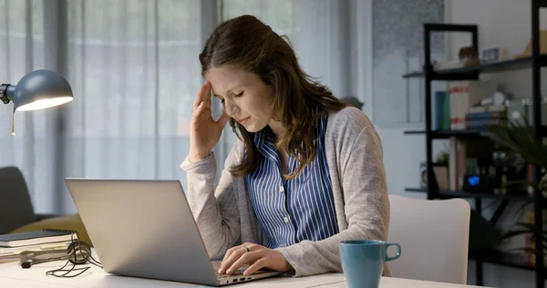 Mujer Joven Sentada Escritorio Casa Sintiéndose Cansada Estresada Está Teniendo — Foto de Stock