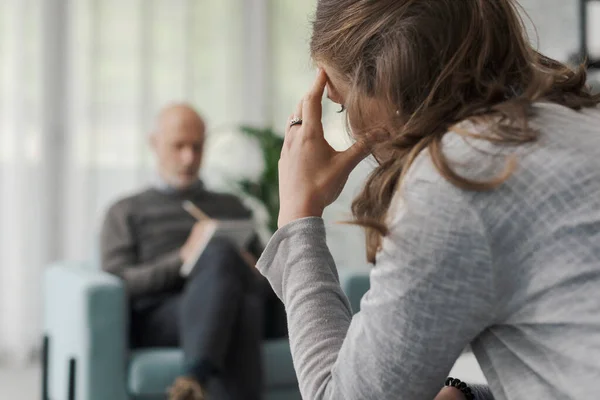 Professzionális Terapeuta Jegyzeteket Miközben Betegét Hallgatja Egy Pszichoterápiás Kezelés Alatt — Stock Fotó