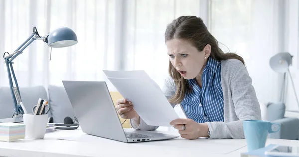 Mujer Sentada Escritorio Leyendo Una Carta Rechazo Ella Está Decepcionada —  Fotos de Stock