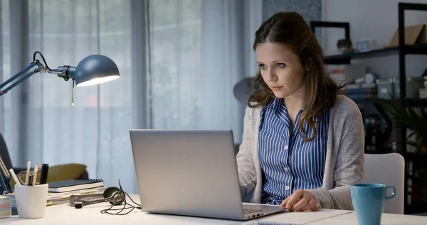 Jonge Vrouw Zit Aan Het Bureau Werkt Vanuit Huis Typt — Stockfoto