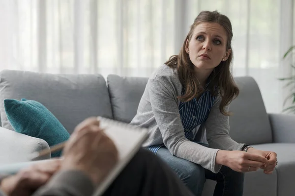 Przygnębiona Kobieta Spotyka Się Terapeutą Jego Biurze Siedzi Kanapie — Zdjęcie stockowe