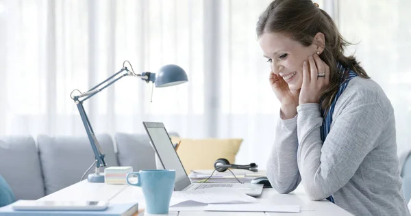 Gelukkig Succesvolle Vrouw Zitten Aan Het Bureau Het Lezen Van — Stockfoto