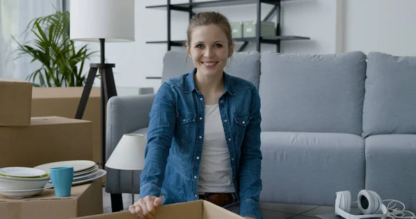 Joyeux Jeune Femme Déballer Dans Nouvelle Maison Elle Sourit Caméra — Photo