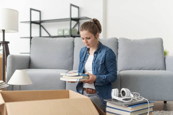 Glückliche Junge Frau Zieht Ihre Neue Wohnung Sie Holt Bücher — Stockfoto