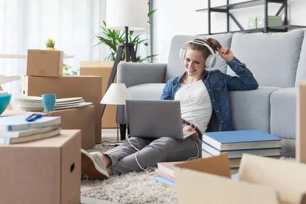 Žena Odpočívá Svém Novém Domově Sedí Podlaze Poslouchá Hudbu — Stock fotografie