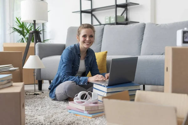 Vrolijke Jonge Vrouw Verhuizen Haar Nieuwe Appartement Zit Vloer Verbinden — Stockfoto