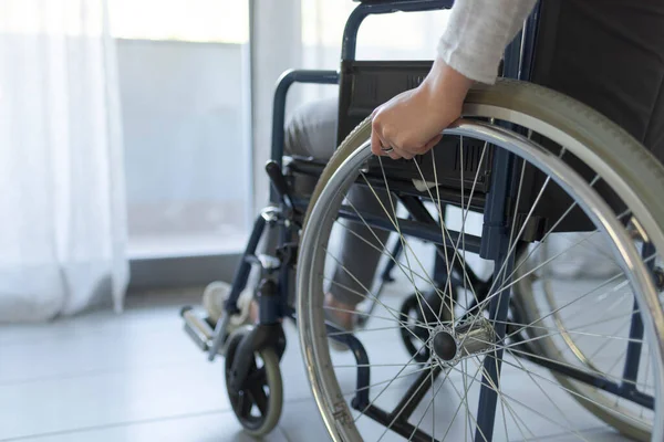 Donna Sedia Rotelle Sola Casa Concetto Disabilità Solitudine — Foto Stock