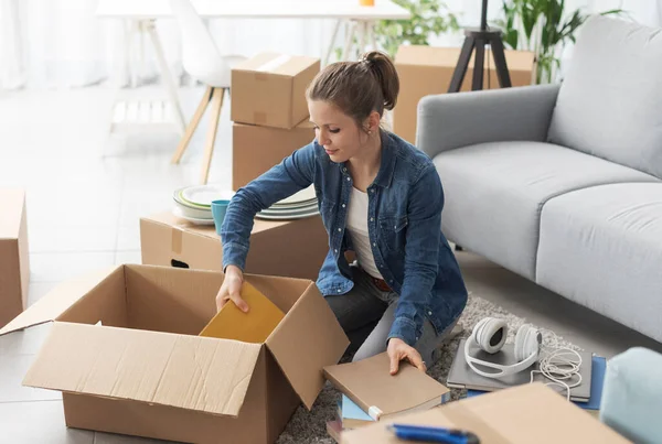 Glückliche Junge Frau Zieht Ihre Neue Wohnung Sie Holt Bücher — Stockfoto