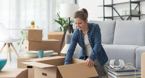 Jonge Gelukkige Vrouw Doet Een Huis Verhuizing Uitpakken Woonkamer — Stockfoto