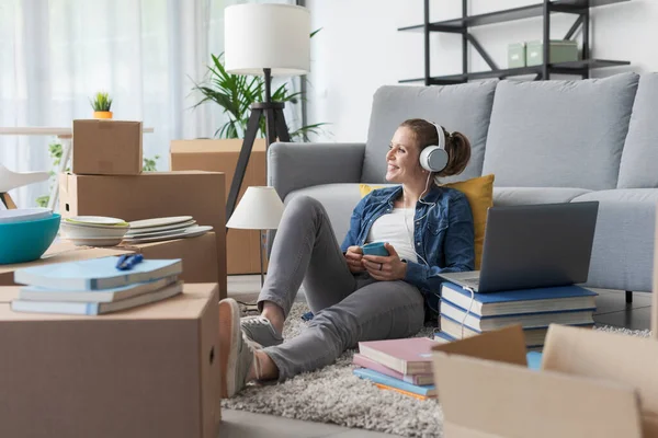 Vrouw Ontspannen Haar Nieuwe Huis Zit Vloer Luisteren Naar Muziek — Stockfoto