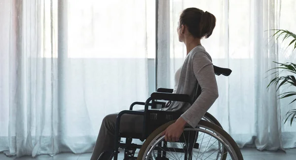 Žena Invalidním Vozíku Doma Sama Invalidita Osamělost Koncept — Stock fotografie