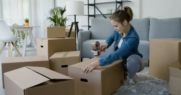 Vrouw Die Haar Spullen Inpakt Doos Sluit Met Tape Home — Stockfoto