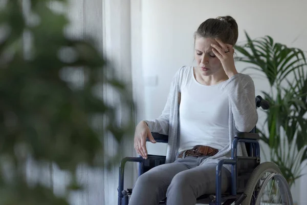 Evde Yalnız Kalan Üzgün Engelli Kadın Maluliyet Yalnızlık Kavramı — Stok fotoğraf