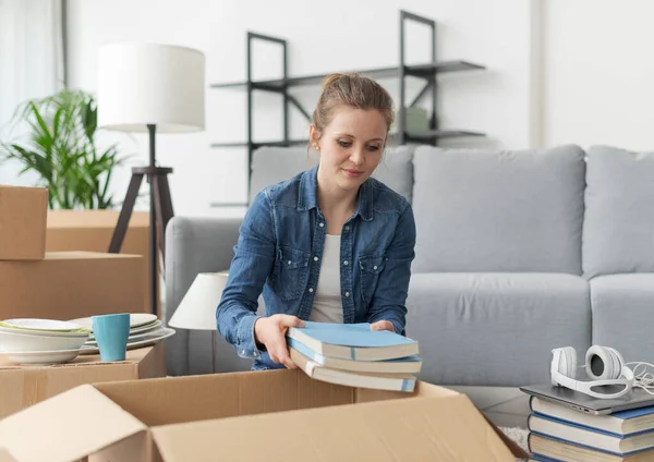 Heureuse Jeune Femme Emménageant Dans Son Nouvel Appartement Elle Sort — Photo