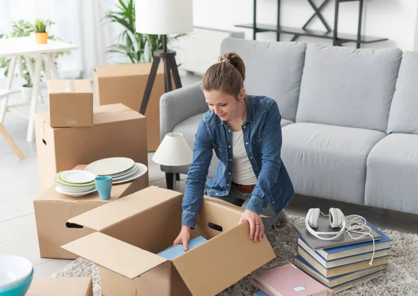 Junge Glückliche Frau Beim Umzug Nach Hause Sie Packt Wohnzimmer — Stockfoto