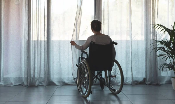 Kobieta Wózku Inwalidzkim Domu Sam Niepełnosprawność Samotność Pojęcie — Zdjęcie stockowe