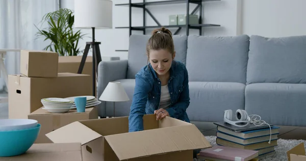 Young Woman Moving Her New Home She Taking Objects Out — Stock Photo, Image