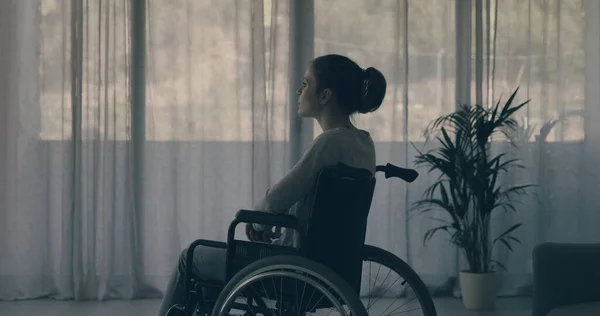 Mulher Cadeira Rodas Sozinha Casa Conceito Incapacidade Solidão — Fotografia de Stock