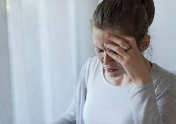 Triste Mujer Solitaria Llorando Sola Casa — Foto de Stock