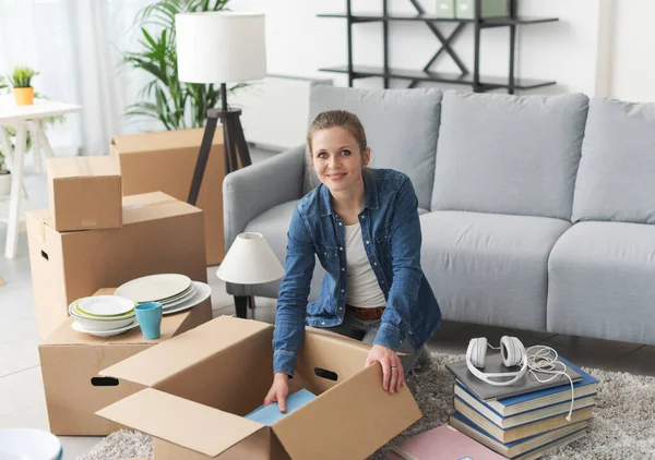 Femme Heureuse Emménageant Dans Nouvelle Maison Elle Sort Les Objets — Photo