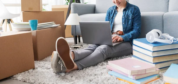 Veselá Mladá Žena Pohybující Svém Novém Bytě Sedí Podlaze Spojuje — Stock fotografie