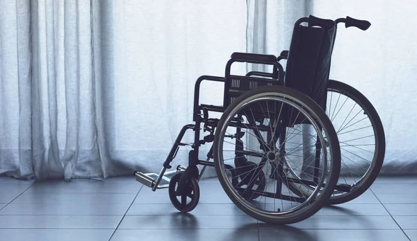 Pencerenin Yanındaki Tekerlekli Sandalye Handikap Hastalık Konsepti — Stok fotoğraf
