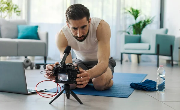Professionell Personlig Träning Förbereda Kameran För Ett Träningspass Videoinspelning — Stockfoto
