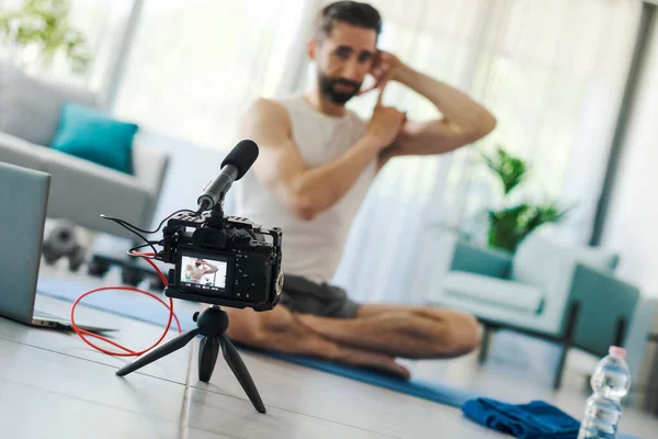 Professionell Vlogger Inspelning Workout Video För Sina Anhängare Sitter Han — Stockfoto