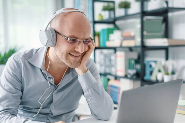 Sorridente Lavoratore Remoto Che Indossa Cuffie Collega Con Suo Computer — Foto Stock