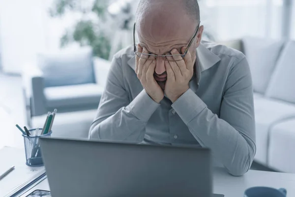 Exhausto Empresario Estresado Con Cabeza Las Manos Está Sentado Escritorio — Foto de Stock