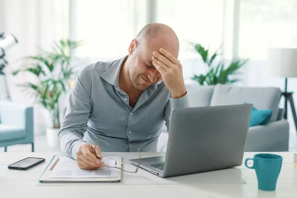 Erschöpfter Geschäftsmann Der Von Hause Aus Arbeitet Hat Kopfschmerzen Burnout — Stockfoto