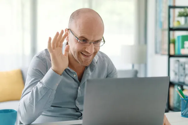 自宅やビデオ会議から働く自信のあるビジネス 彼は笑顔とノートパソコンの画面に手を振っている — ストック写真